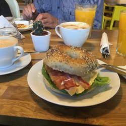 Bajgle Króla Jana - Bagel with two egg omelette, cheese, tomato, lettuce, mayo and +bacon