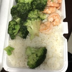 Shrimps n broccoli with rice rice and white sauce. Looks better then what it smells had a very heavy seafood smell.