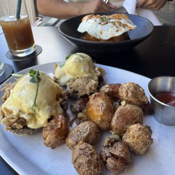 Hideout - Hideout Eggs Benedict - Bars Near Me - Honolulu, Hawaii