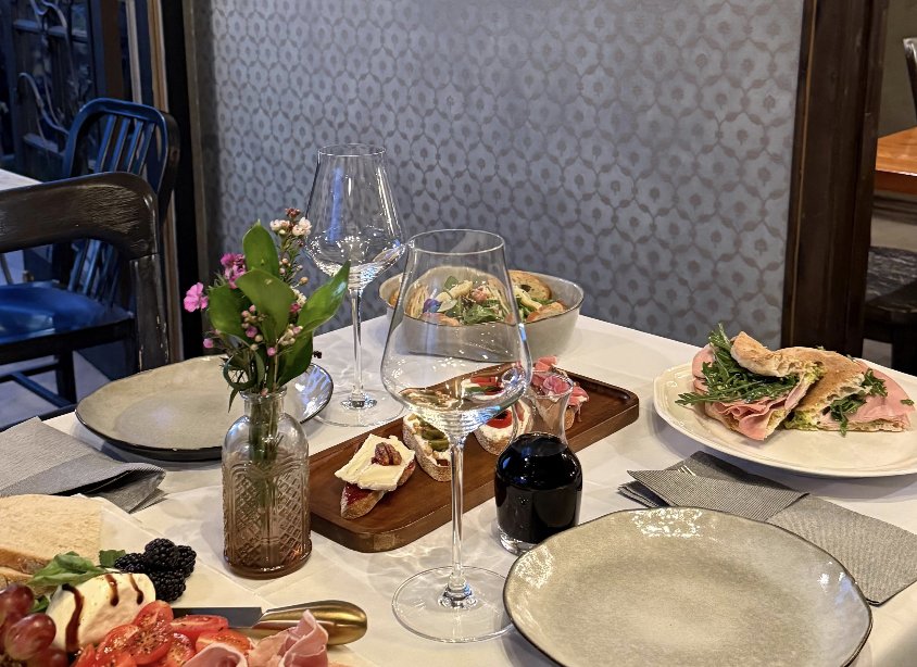 In Vino & Spirits Logo