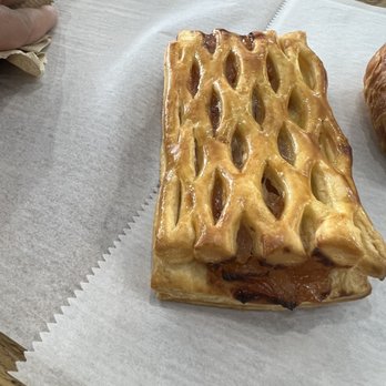 Paris Baguette - Cinnamon Apple Pie - Bakeries Near Me - Birmingham, Michigan Paris Baguette - Cinnamon Apple Pie - Bakeries Near Me - Birmingham, Michigan