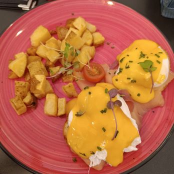 The Toast - Benedictinos con salmón - Breakfast & Brunch Near Me - Madrid, M The Toast - Benedictinos con salmón - Breakfast & Brunch Near Me - Madrid, M