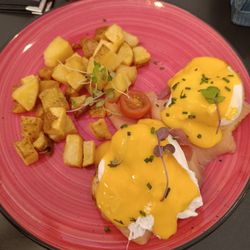 The Toast - Benedictinos con salmón