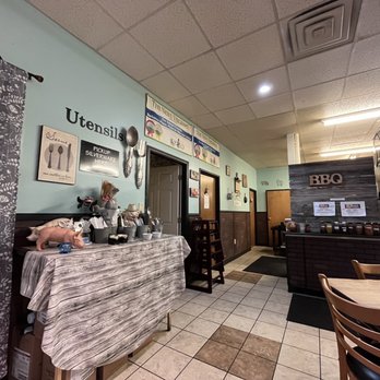 Sooner BBQ - the interior of a restaurant - Barbeque Near Me - Stuarts Draft, Virginia Sooner BBQ - the interior of a restaurant - Barbeque Near Me - Stuarts Draft, Virginia