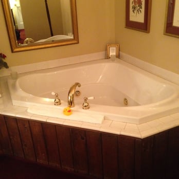 Rosewood Country - Jacuzzi tub in the Nathaniel Hawthorne suite - Hotels Near Me - Bradford, New Hampshire Rosewood Country - Jacuzzi tub in the Nathaniel Hawthorne suite - Hotels Near Me - Bradford, New Hampshire