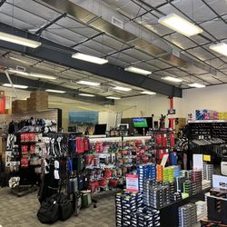 Roger Dunn Golf Hawaii - Selection of golf balls, golf clubs, simulators to the back, good selection of shoes, along with other miscellaneous golf equipment