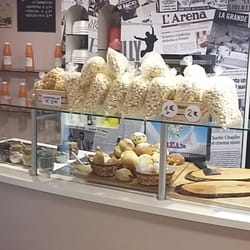 Lo Strano Posto - Bancone con tante delizie