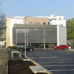 Elan Fitnessstudio Hannover - Seitenaußenansicht mit Parkplatz .