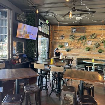 Curbside Eatery & Drinkery - New American Near Me - La Mesa, California