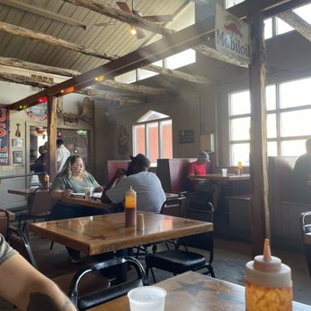 Barbecue Station - Eating area - Barbeque Near Me - San Antonio, Texas