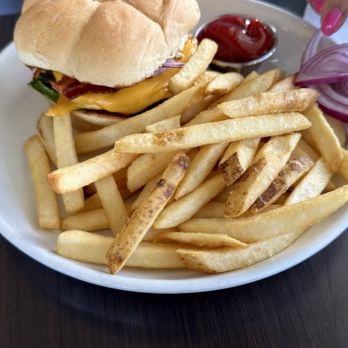Lavender Rooftop Kitchen & Bar - Cheeseburger - Wine Bars Near Me - Savannah, Georgia