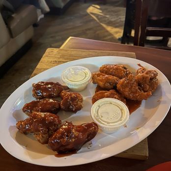 Pequod's Pizza - Large Wings (Full) - Pizza Near Me - Chicago, Illinois