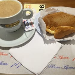 Rochele - Café com leite e misto quente.