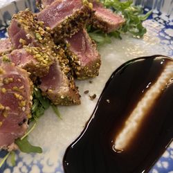 Mezzanotte - Tuna encrusted with pistachio
