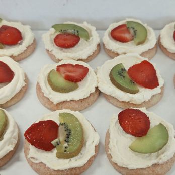 Crumbl - Dublin - Is it Kiwi or Pickles?? Are Those strawberries? Icing unevenly distibuted. No uniformity - Bakeries Near Me - Dublin, California Crumbl - Dublin - Is it Kiwi or Pickles?? Are Those strawberries? Icing unevenly distibuted. No uniformity - Bakeries Near Me - Dublin, California