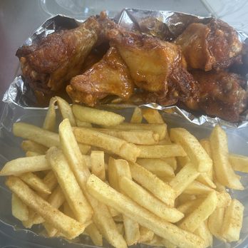 Mo Diggity Dogs - Wings and Fries combo with choice of sauce - Hot Dogs Near Me Mo Diggity Dogs - Wings and Fries combo with choice of sauce - Hot Dogs Near Me