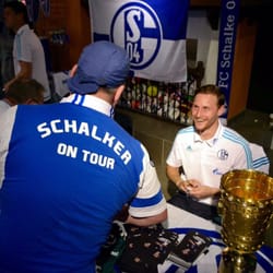 United World Soccer - All smiles for Schalke's Benedikt Höwedes!