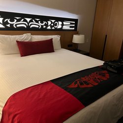 Kwa'lilas Hotel - Hotel room head board