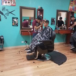 Rafa's BarberShop - Barber in action