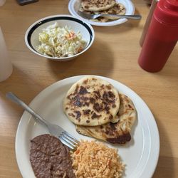 La Salvadorena - Pupusas plate & 3 Pupusas
