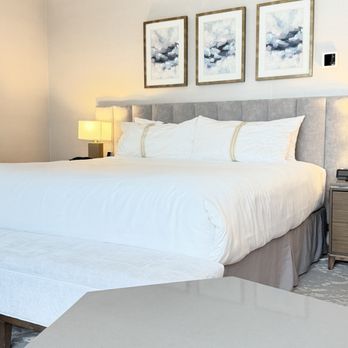 The Sutton Place Hotel - Guest Room - King - Hotels Near Me - Vancouver, British Columbia The Sutton Place Hotel - Guest Room - King - Hotels Near Me - Vancouver, British Columbia