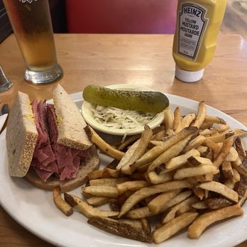 Dunn's - Petit combo - Burgers Near Me - Montreal, Quebec Dunn's - Petit combo - Burgers Near Me - Montreal, Quebec