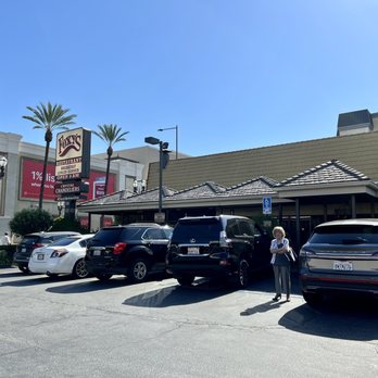 Foxy's Restaurant - Parking lot Main Entrance - Diners Near Me - Glendale, California