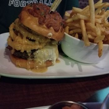 Avenue American Bistro - White BBQ burger - Sports Bars Near Me - Wayne, Michigan Avenue American Bistro - White BBQ burger - Sports Bars Near Me - Wayne, Michigan