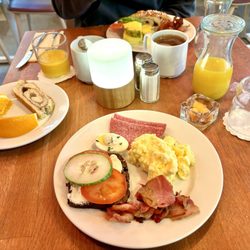 Lady Hamilton Hotel - Complimentary breakfast!