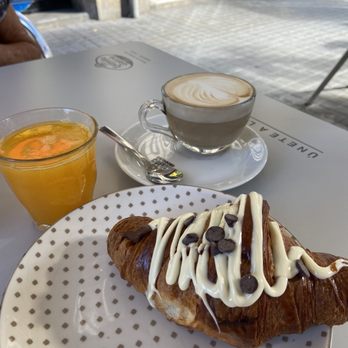Crois - "Smart" breakfast. Gourmet croissant (black & white), fresh squeezed orange juice, and cappuccino. Set price - Coffee & Tea Near Me - Barcelona, B Crois - "Smart" breakfast. Gourmet croissant (black & white), fresh squeezed orange juice, and cappuccino. Set price - Coffee & Tea Near Me - Barcelona, B