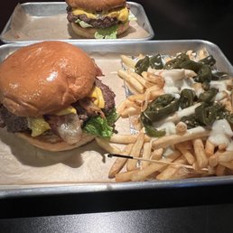 Bacon cheeseburger w/ queso fries