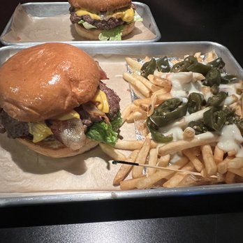 Big Burger - Bacon cheeseburger w/ queso fries - Burgers Near Me - Hudson Oaks, Texas
