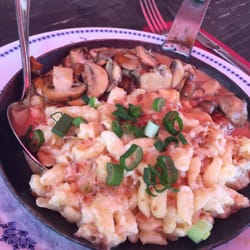 Spatzenhäus'l - Käsespätzle mit Tomaten und grünem Salat