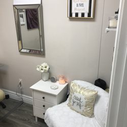 Shine Beauty Bar by Erica - Inside the room