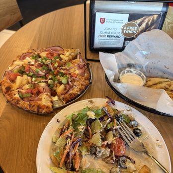 Round Table - Maui Zaui, Garlic Parmesan Twists, Salad Bar - Pizza Near Me - Las Vegas, Nevada Round Table - Maui Zaui, Garlic Parmesan Twists, Salad Bar - Pizza Near Me - Las Vegas, Nevada
