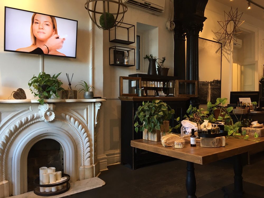 MAISON JACYNTHE Updated April 2024 24 Photos 543 Rue Sherbrooke E