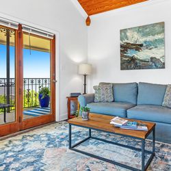 Azalea Suite living area