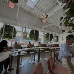 Mad Nice - Bar and tables