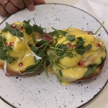 Mistral Café - Benedict eggs - Cafes Near Me - Prague, Puerto Rico