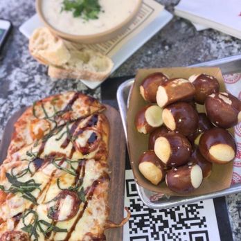 Ballast Point Brewing Long Beach - Margarita pizza, clam chowder and pretzel bites - Breweries Near Me - Long Beach, California