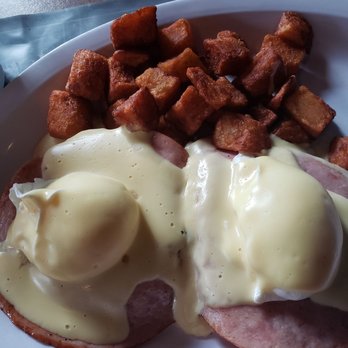 Resto Éclipse - la Terrasse - Classic eggs Benedict - Breakfast & Brunch Near Me - Boisbriand, Quebec Resto Éclipse - la Terrasse - Classic eggs Benedict - Breakfast & Brunch Near Me - Boisbriand, Quebec
