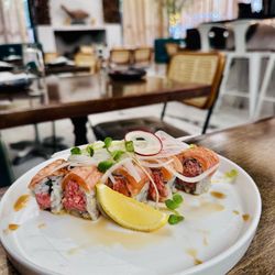 Seared salmon roll
