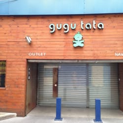 Gugu Tata - Puerta de entrada a la tienda. Del número 6, es un conjunto de naves. La nave número 39, al final a la derecha