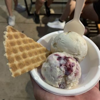 Jeni's Splendid Ice Creams - Bramble berry crisp + peanut butter chocolate - Ice Cream & Frozen Yogurt Near Me - Austin, Texas