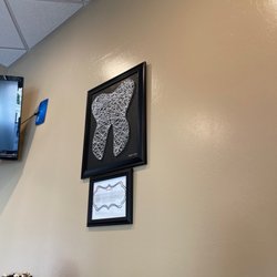 Nice tooth design on the wall.