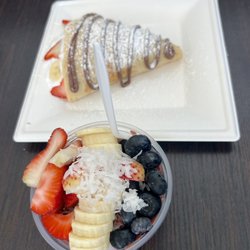 Gigi’s Crepes Waffles And Juices - Açaí bowl and Nutella Crepe