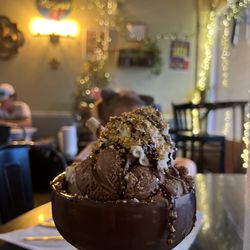 Nana's Ice Cream & Coffee House - Ferrero rocher sundae