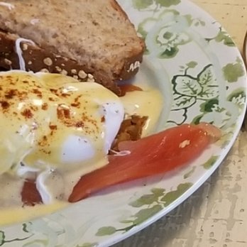 C'est La Vie Bistro - Eggs a la king with poached eggs, sweet potato latkes, gravlax, and a tarragon hollandaise sauce - French Near Me - Northborough, Massachusetts