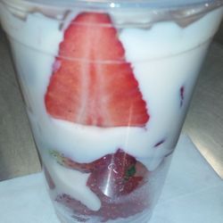 Bella Fruit and Drinks - Strawberry and cream