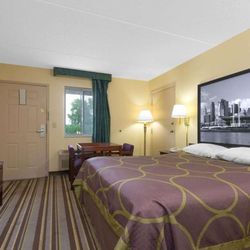 Super 8 by Wyndham Wapakoneta - Guest room